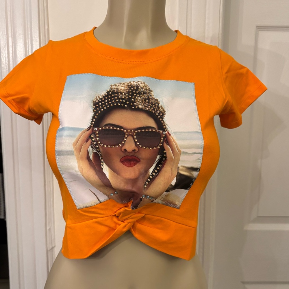 Moda Orange Graphic Tie-Front Crop T-Shirt